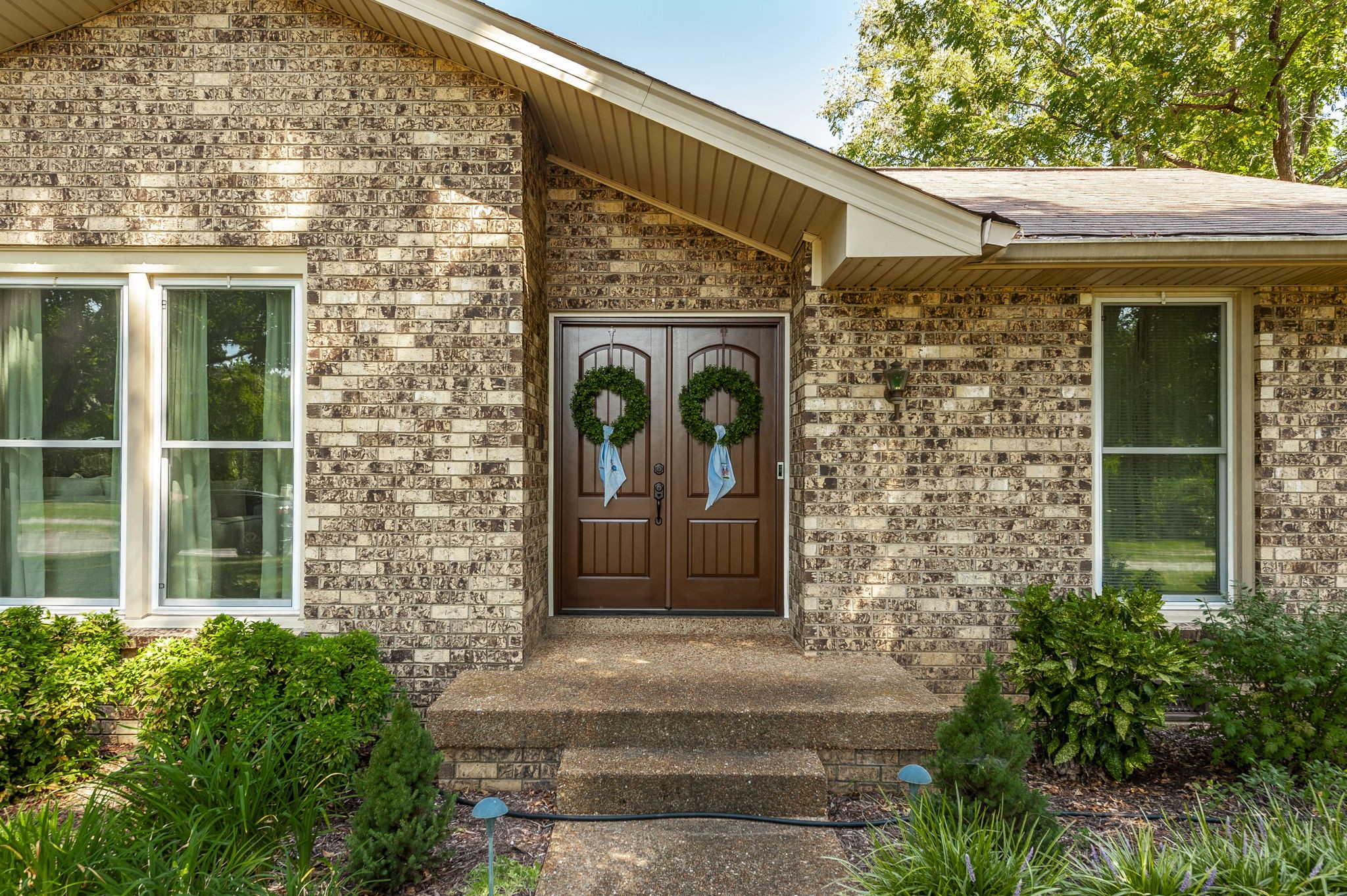 1097 Lakeshore Dr