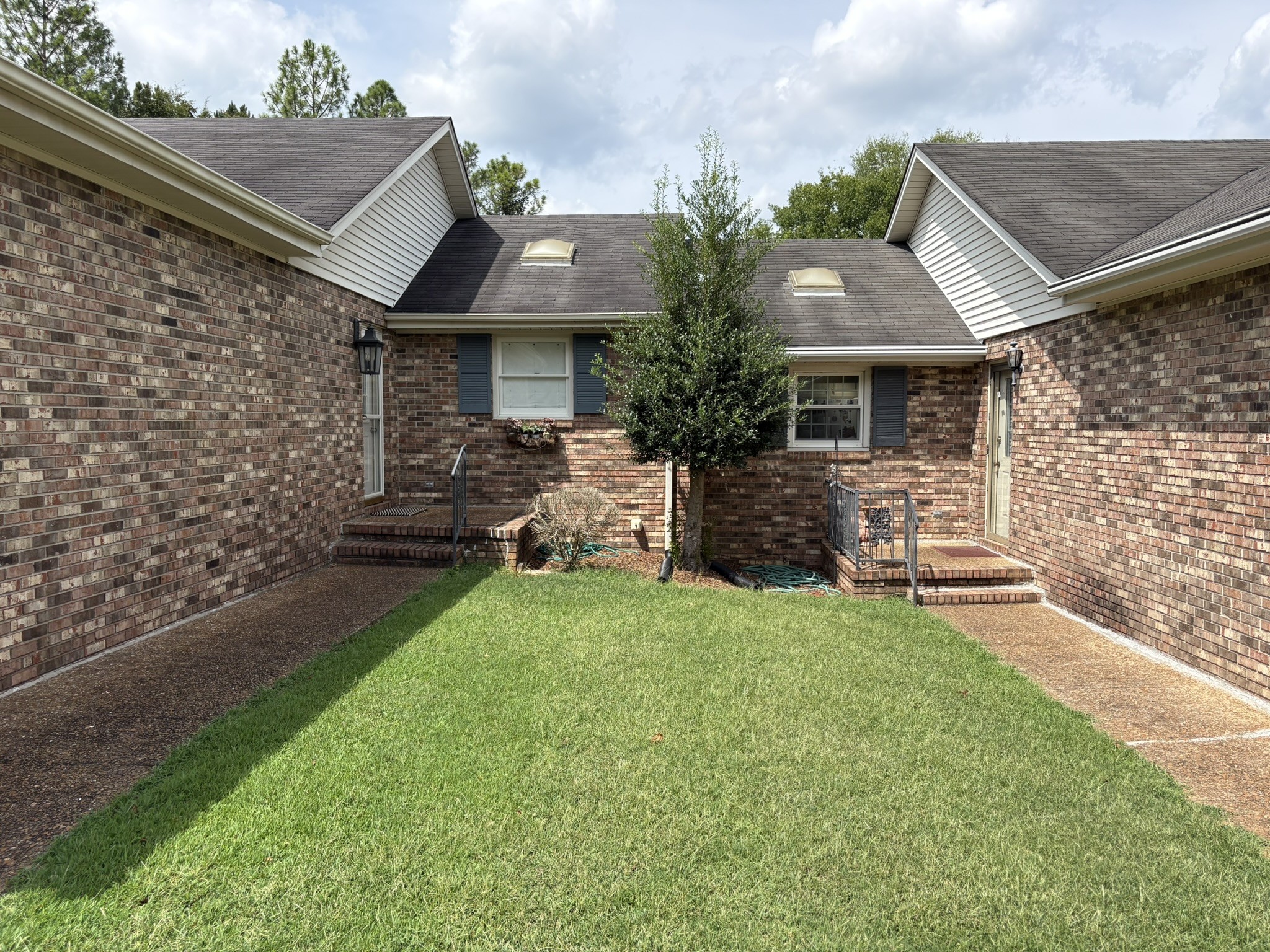 229 Hillsboro Cir
