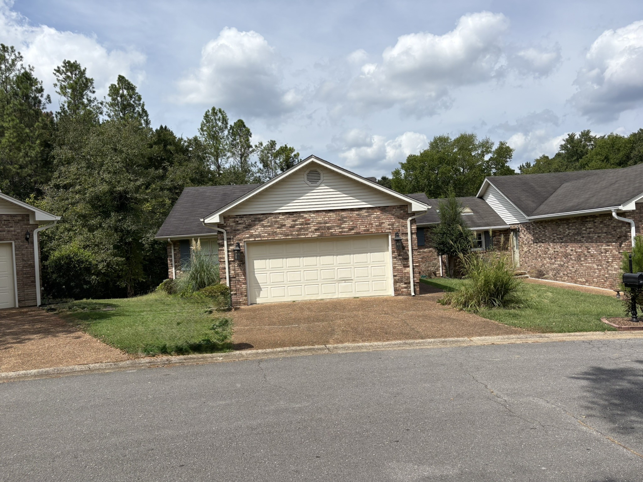 229 Hillsboro Cir