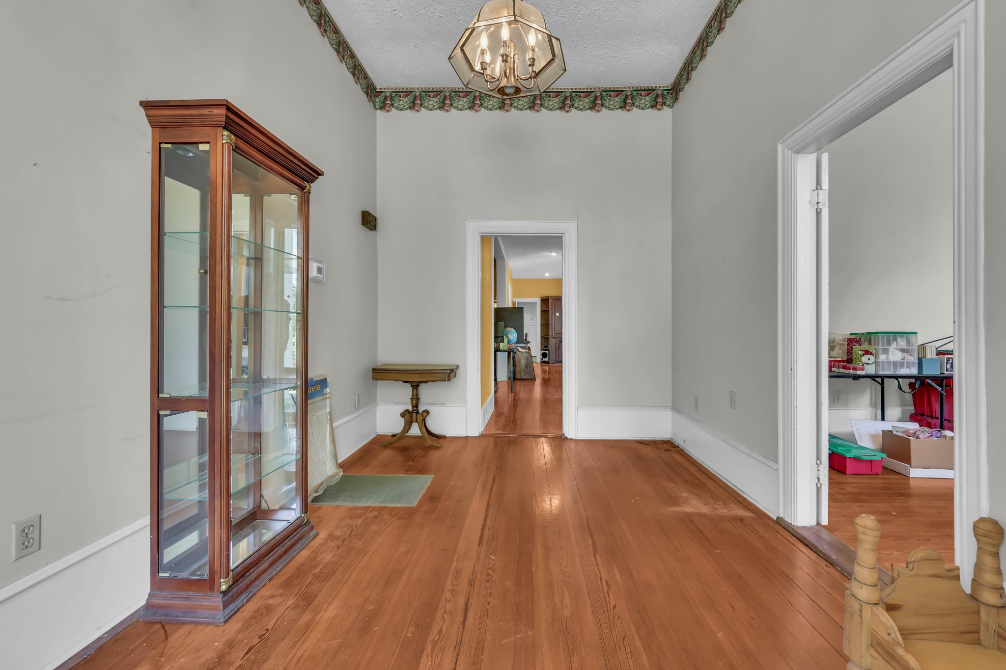 323 S Main St
