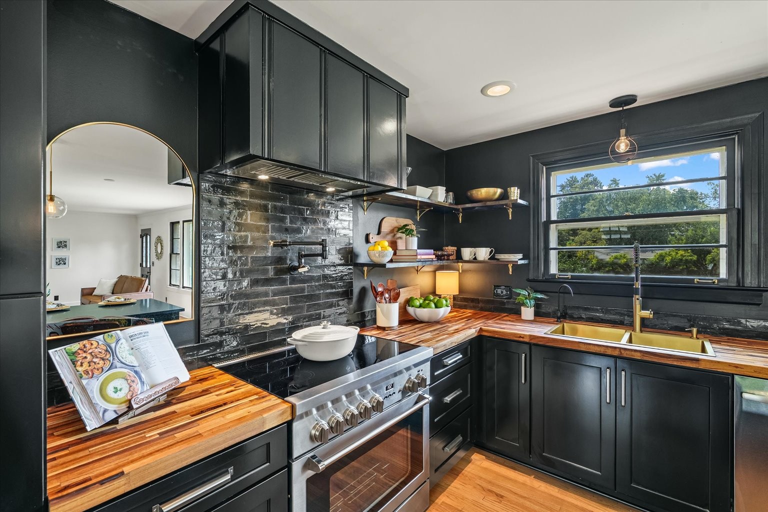 2512 Meadowood Dr