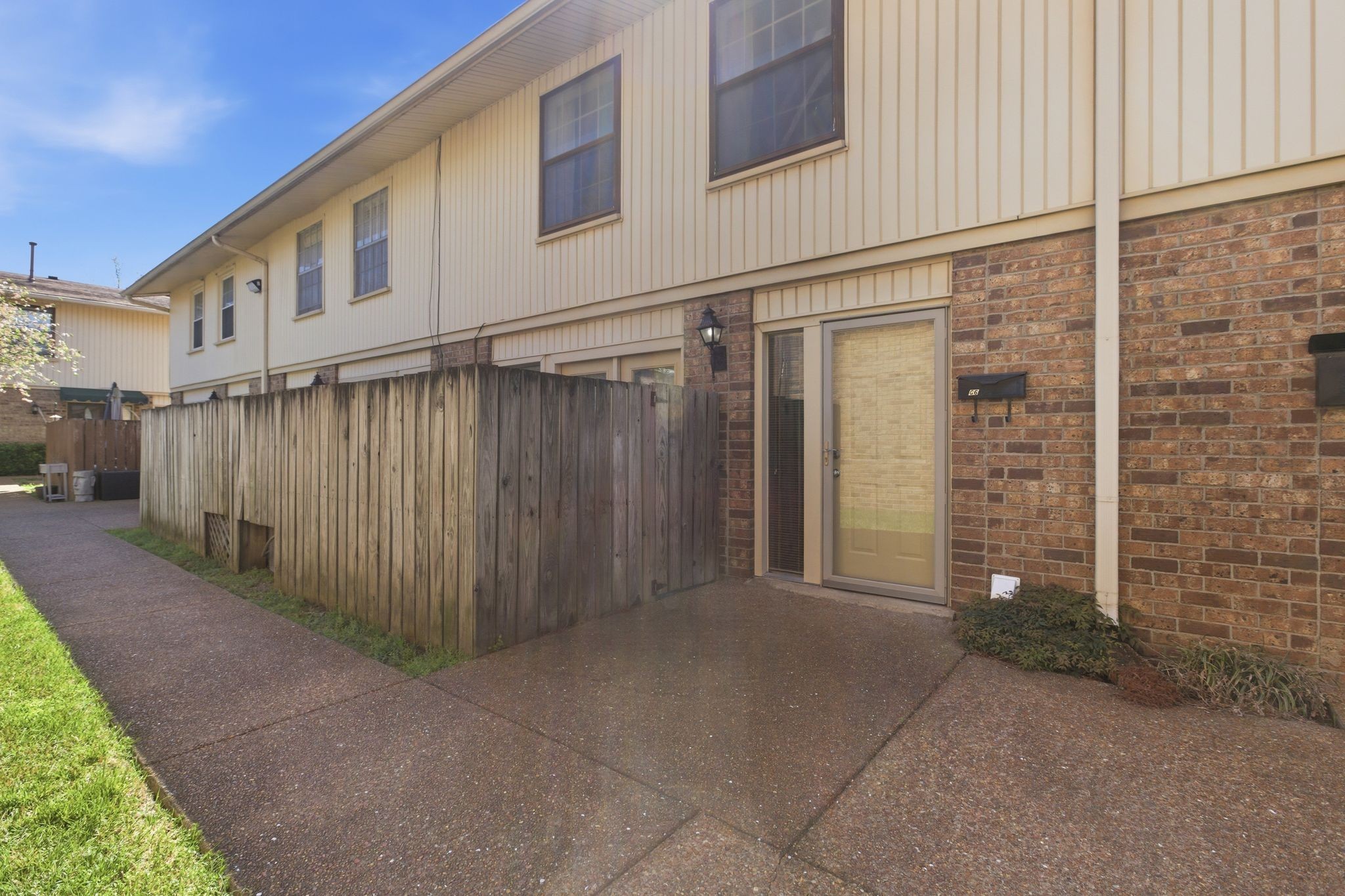 2116 Hobbs Rd