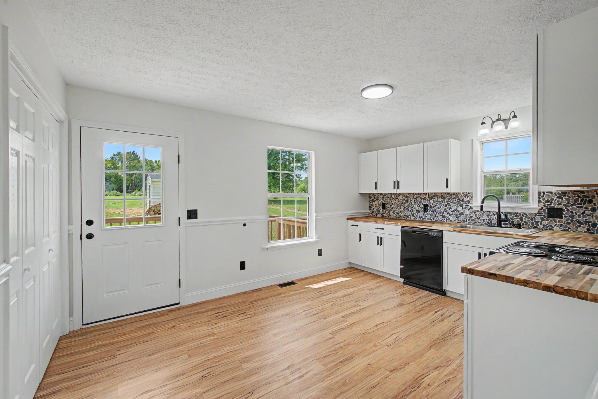 5323 Roaring Springs Rd
