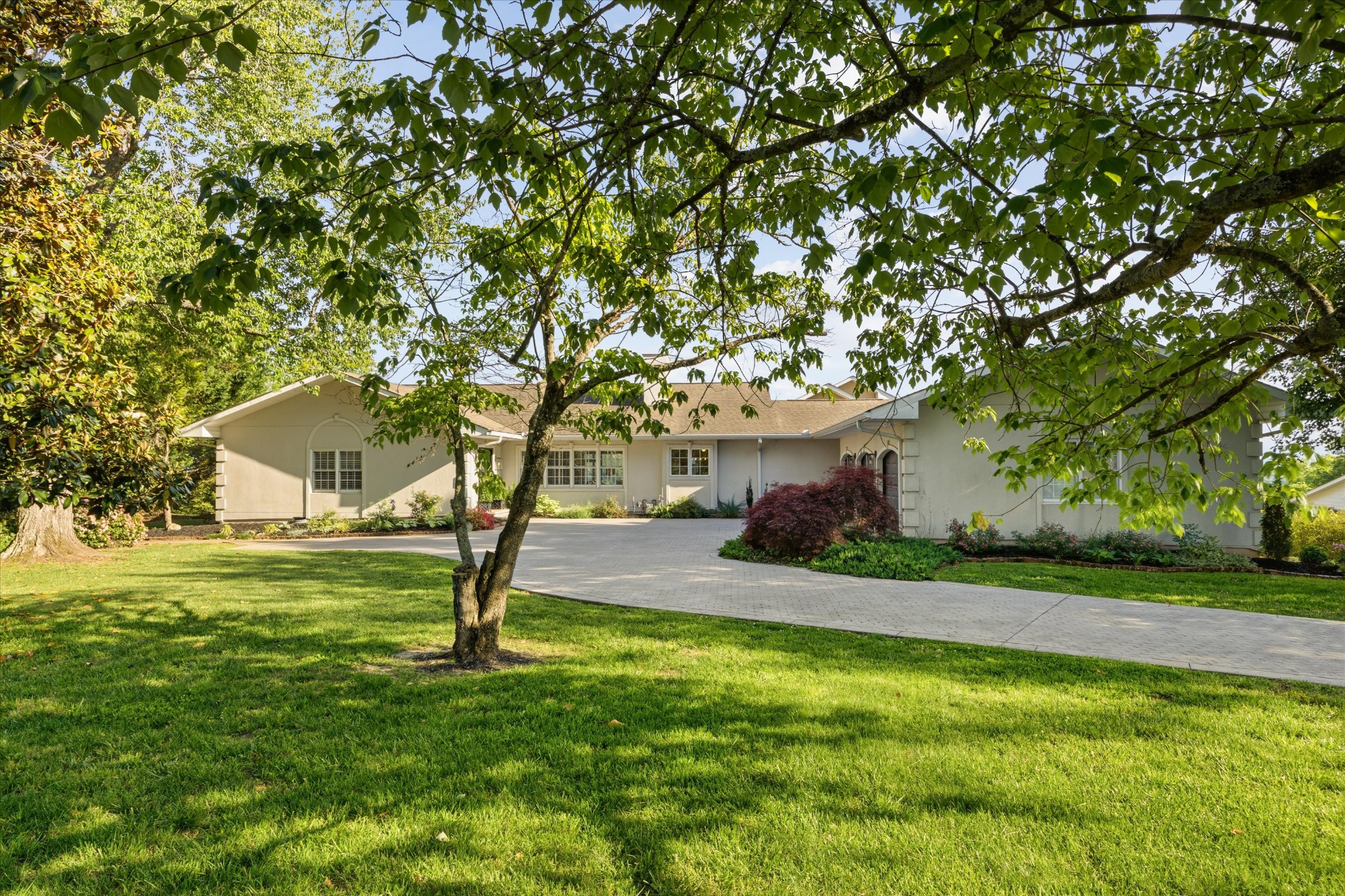 1266 Lakeview Dr