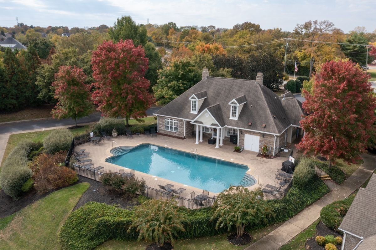825 Browns Ln