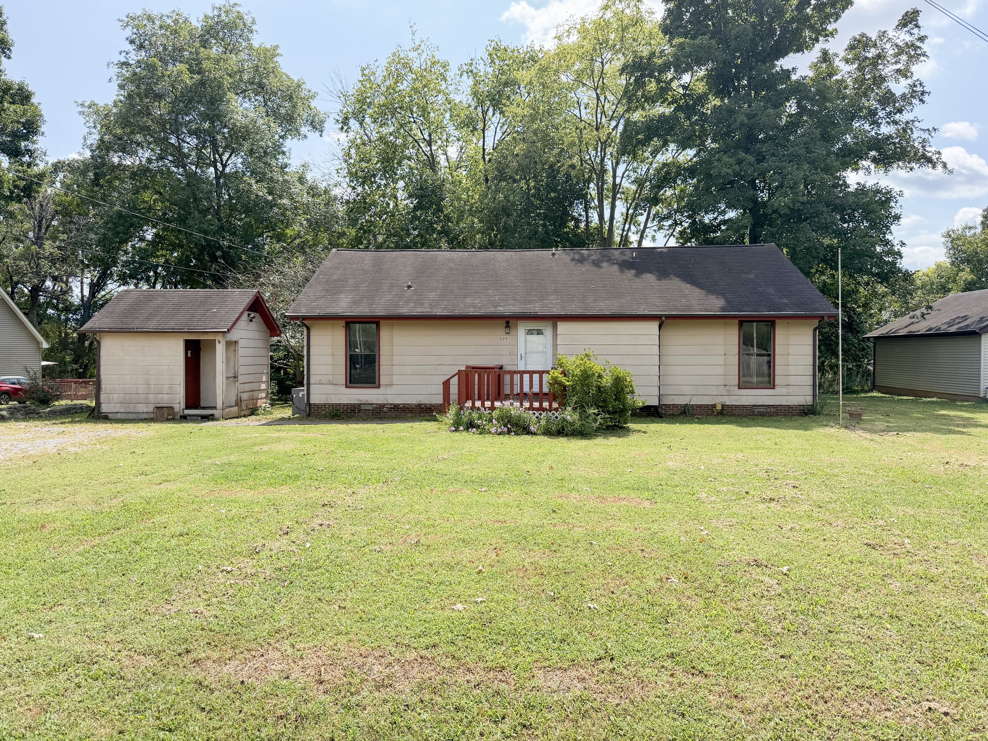 323 Eton Rd