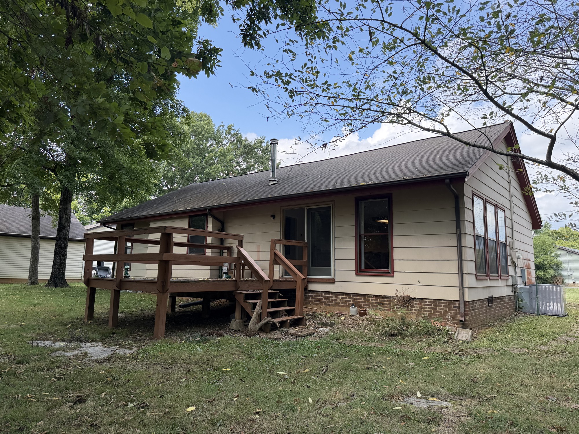 323 Eton Rd