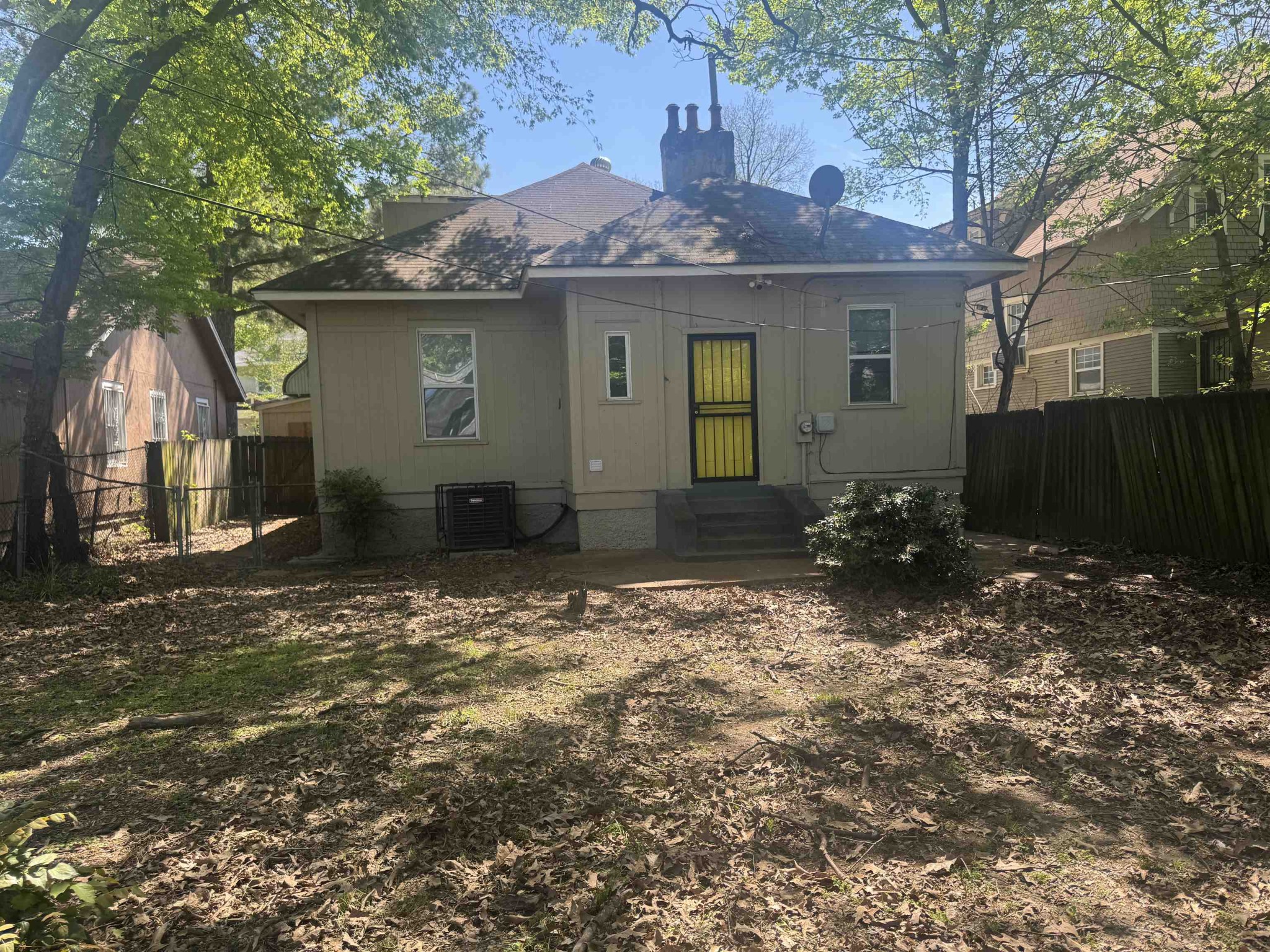 1570 E MCLEMORE AVE