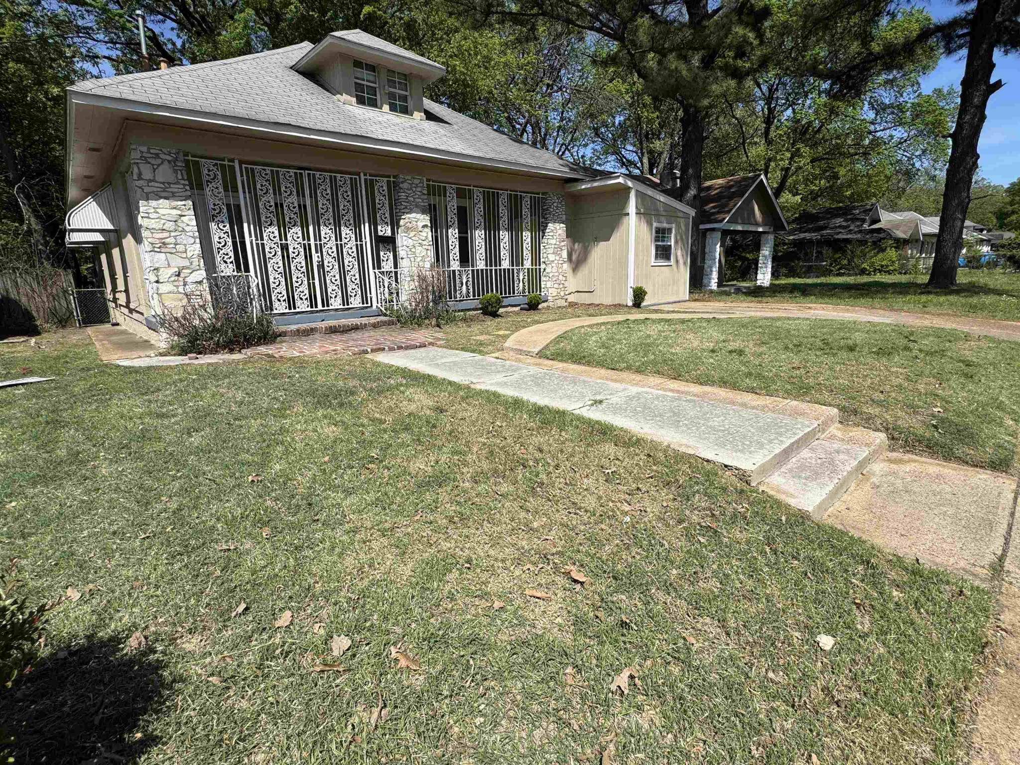 1570 E MCLEMORE AVE