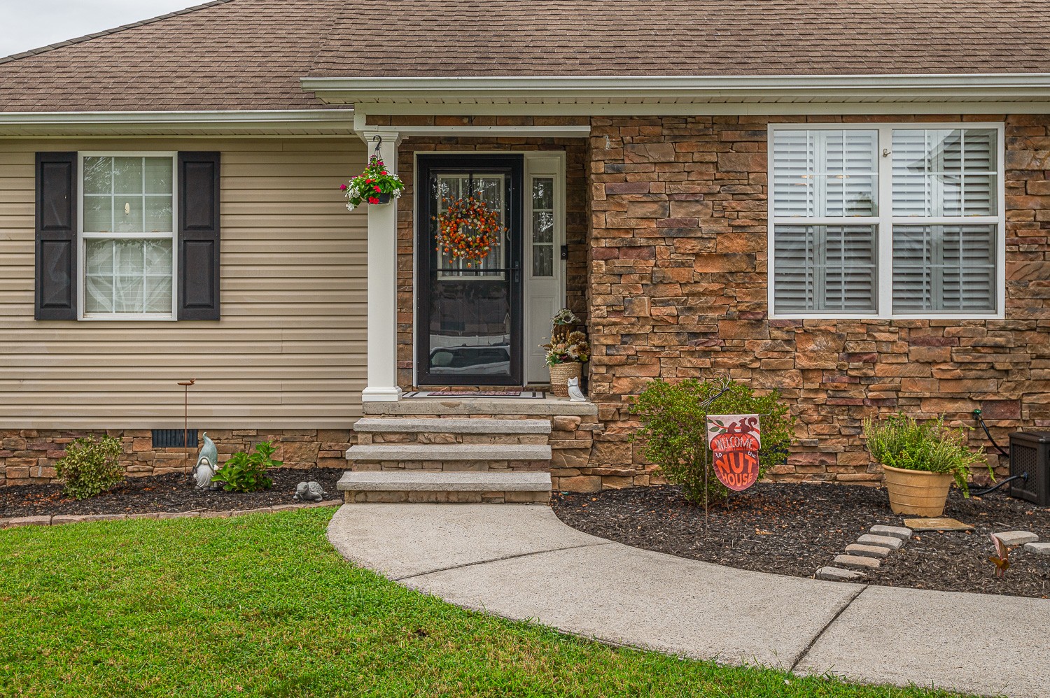 213 Thoroughbred Dr, NW