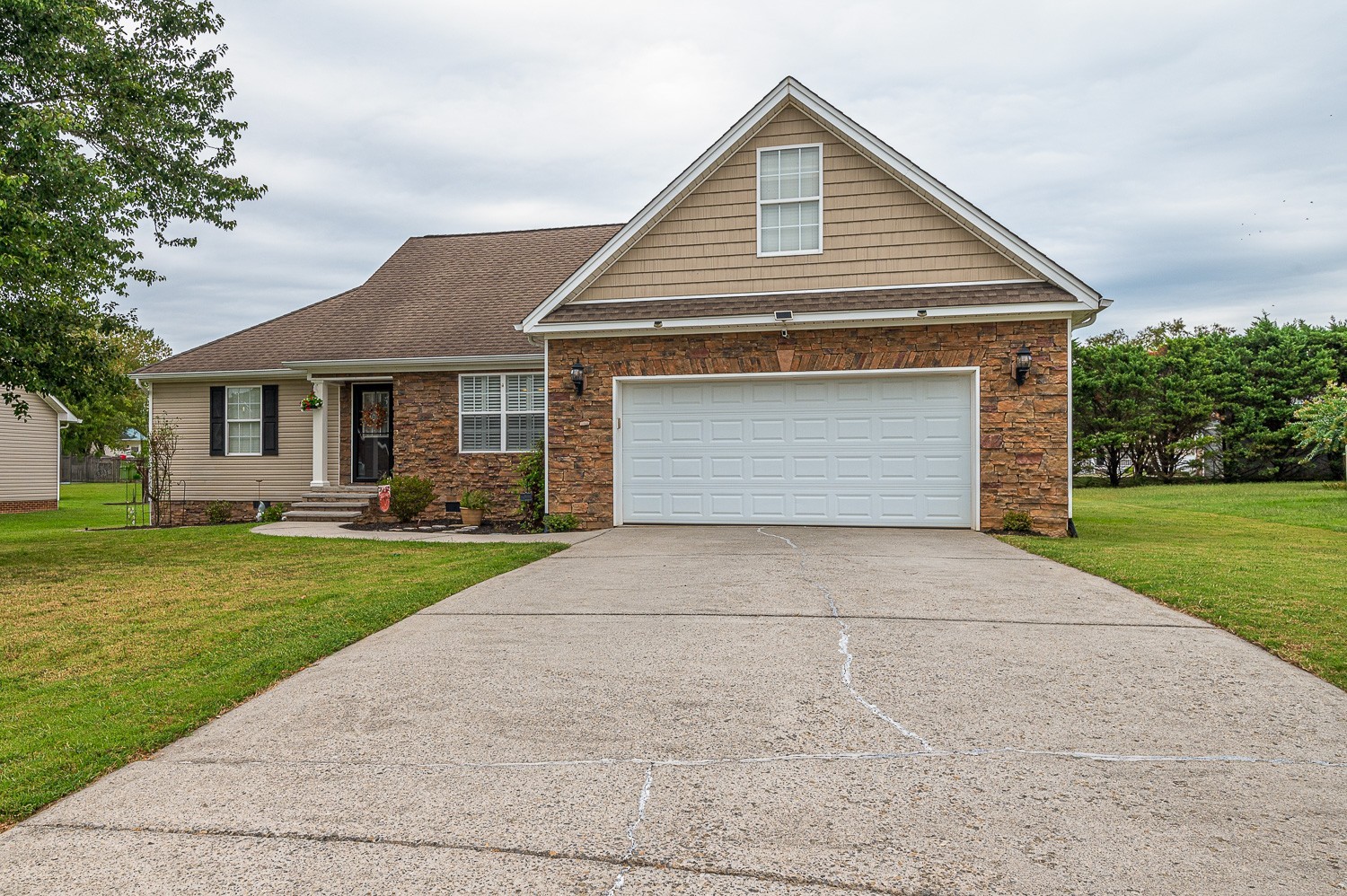 213 Thoroughbred Dr, NW