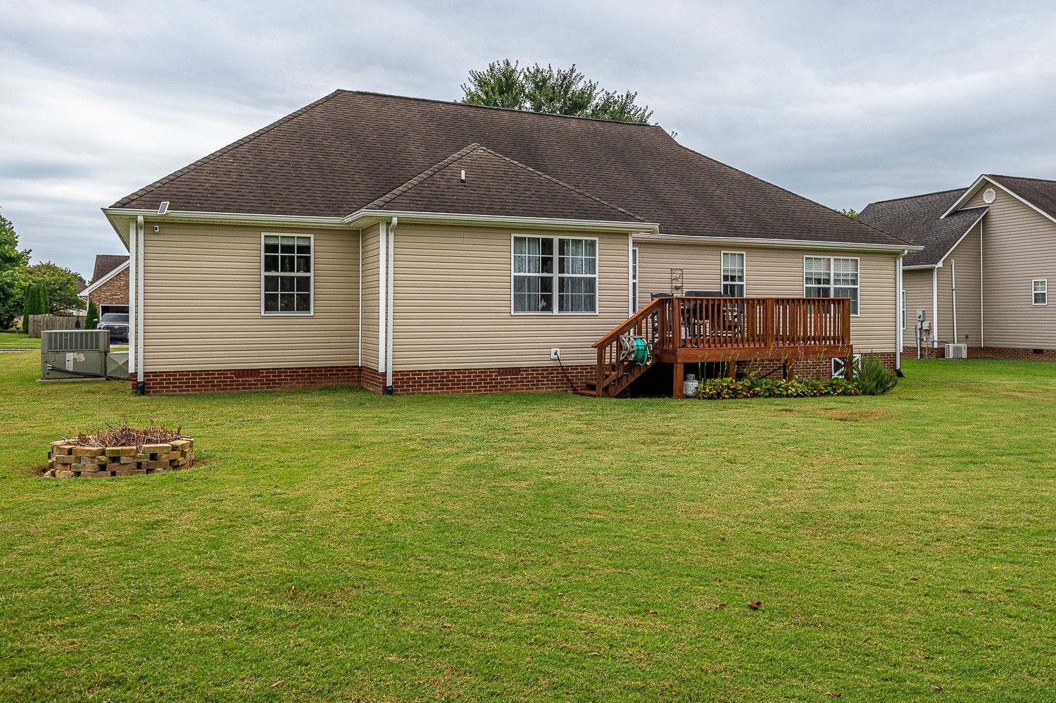 213 Thoroughbred Dr, NW