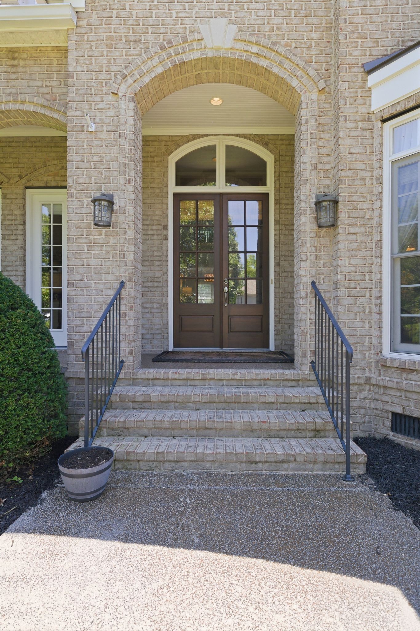 1728 Surrey Dr