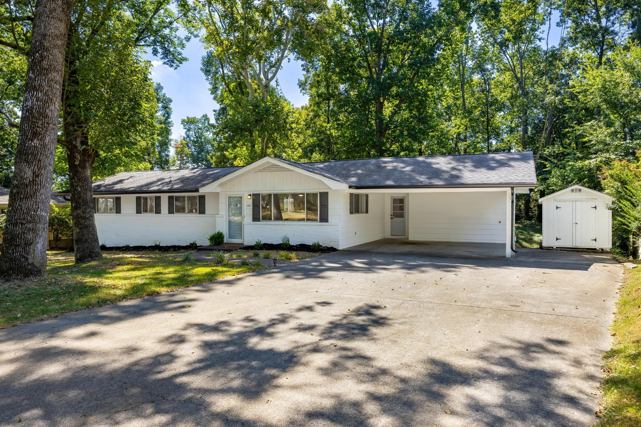 1109 Peerless Dr, NW
