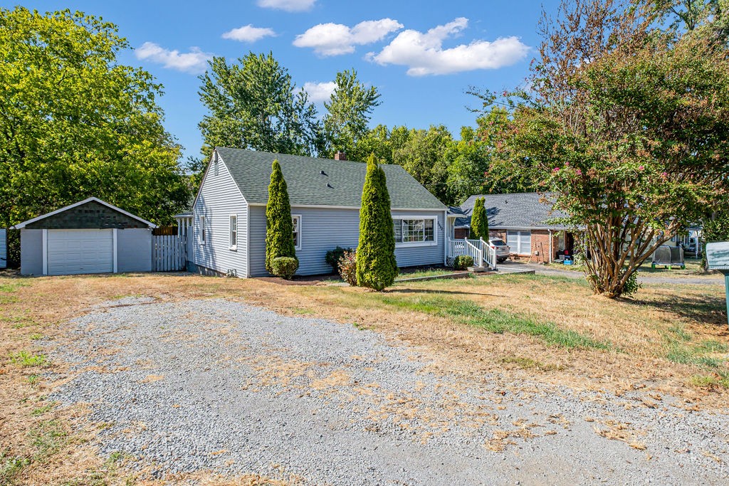3033 Louise Dr