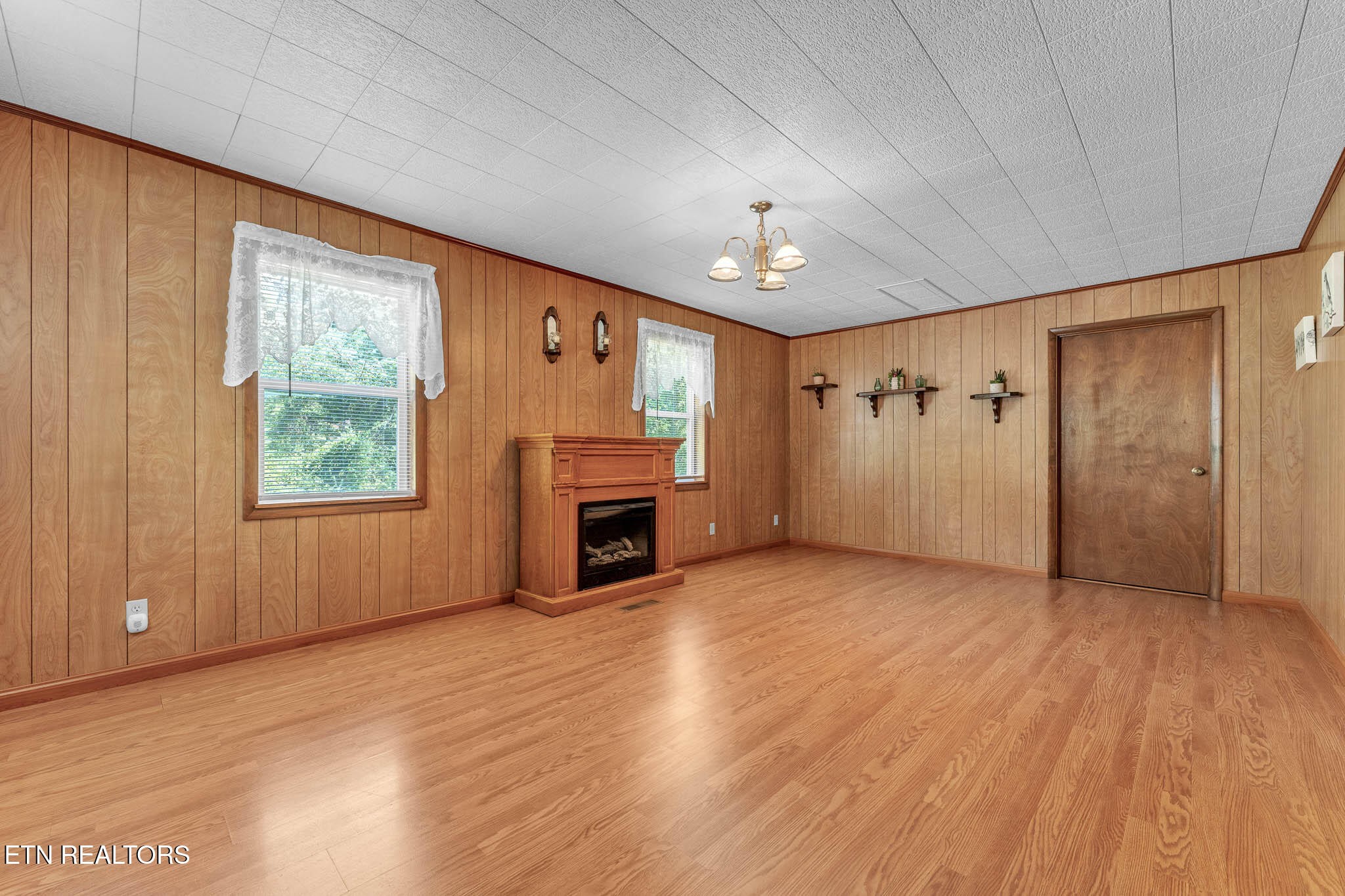 228 Crestwood Circle