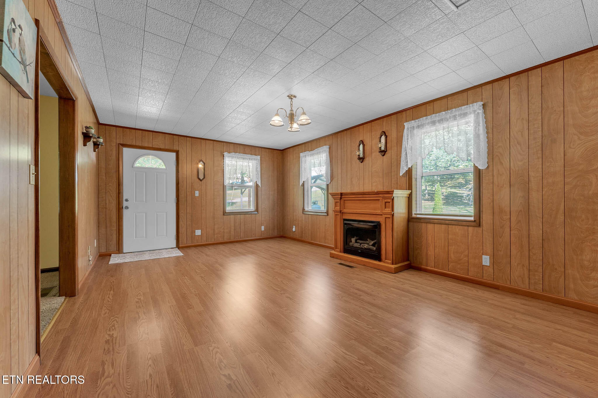228 Crestwood Circle