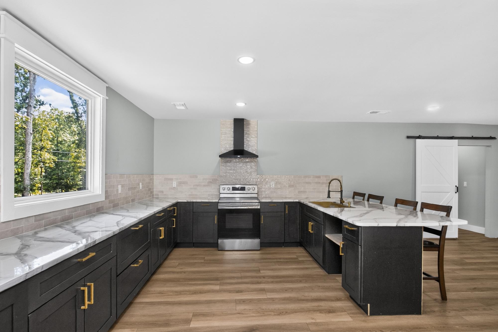332 Meadow Ln