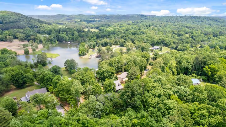 372 Hiwassee Dr