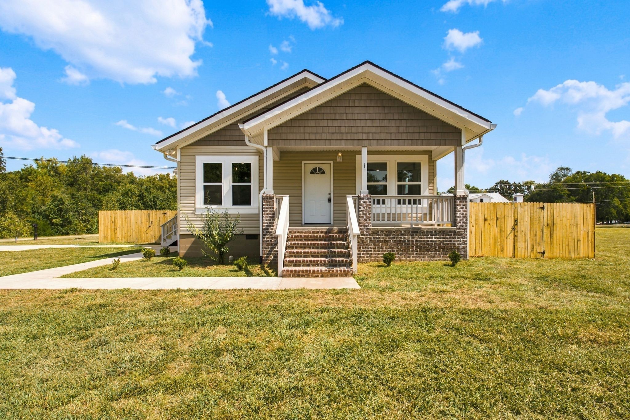 125 Front St, N