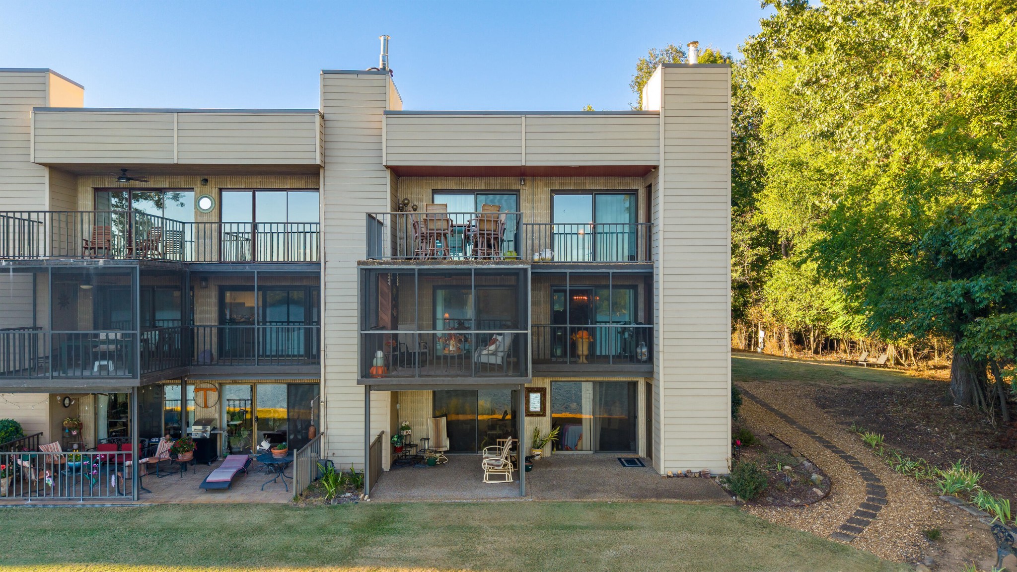 4312 Lakeshore Lane